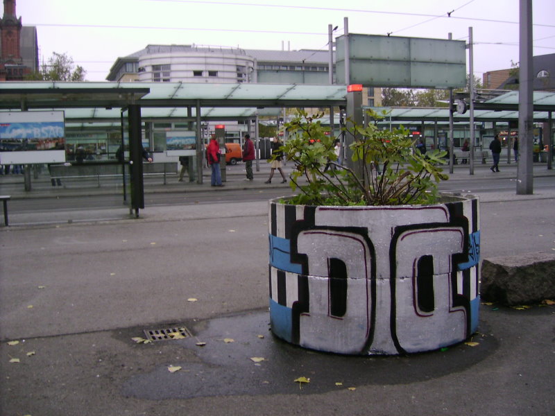 Mitte - Bahnhofsvorplatz - Blumen3